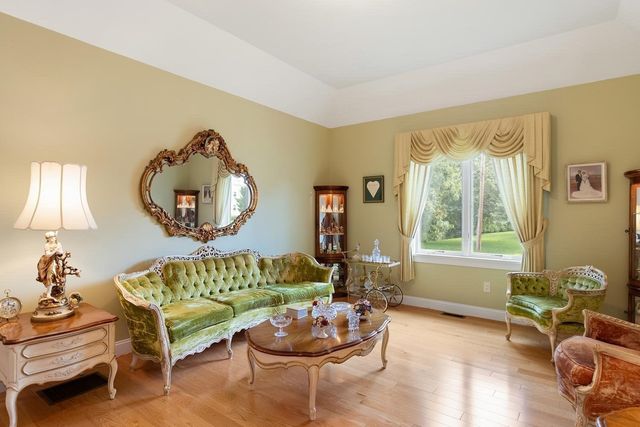 30 Hampden Ave, Burlington, MA 01803