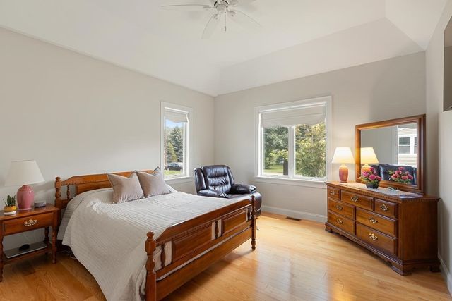30 Hampden Ave, Burlington, MA 01803