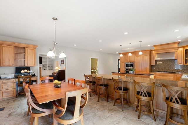 30 Hampden Ave, Burlington, MA 01803