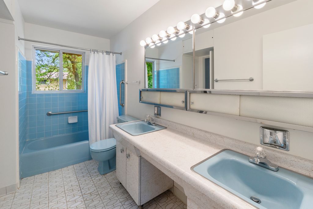 Image 13 of property listing at 251 N Boynton Drive, Palatine, IL 60074