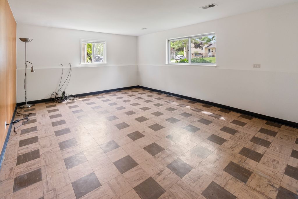 Image 15 of property listing at 251 N Boynton Drive, Palatine, IL 60074