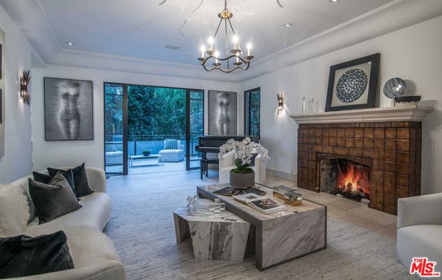 7801 Hillside Avenue, Los Angeles, CA 90046