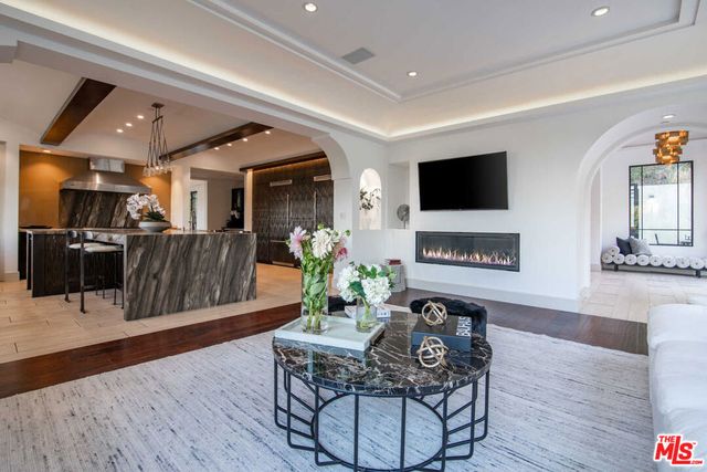 7801 Hillside Avenue, Los Angeles, CA 90046