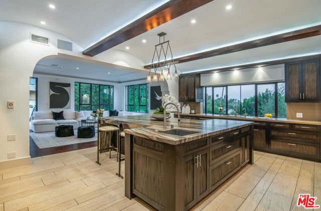 7801 Hillside Avenue, Los Angeles, CA 90046