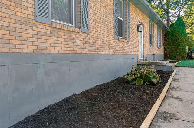 300 Parkwood Drive, Blue Springs, MO 64014