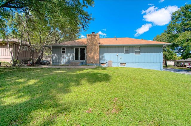 300 Parkwood Drive, Blue Springs, MO 64014