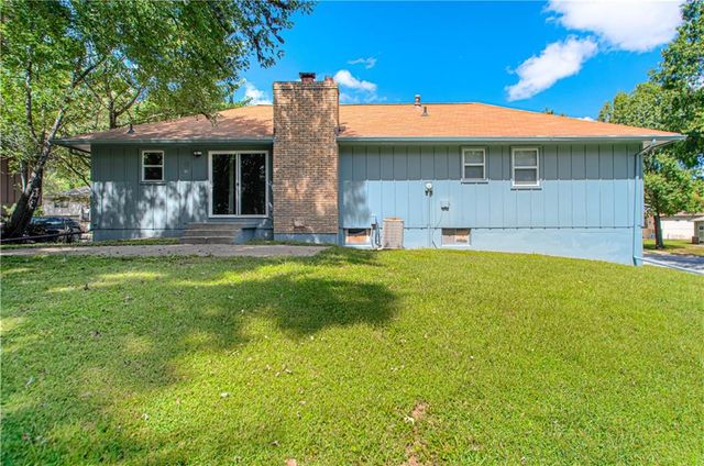 300 Parkwood Drive, Blue Springs, MO 64014