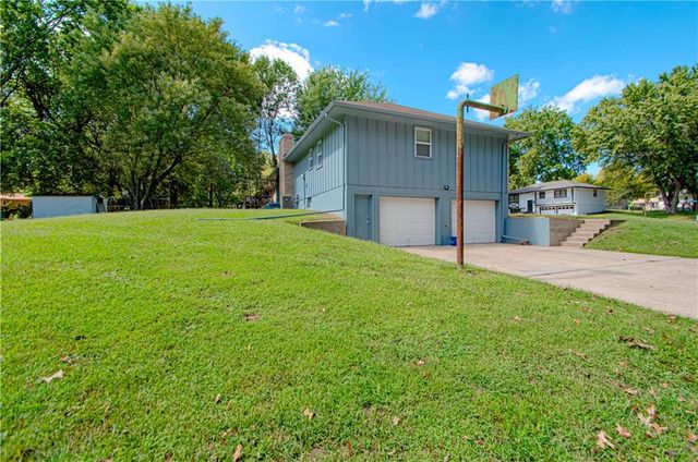 300 Parkwood Drive, Blue Springs, MO 64014
