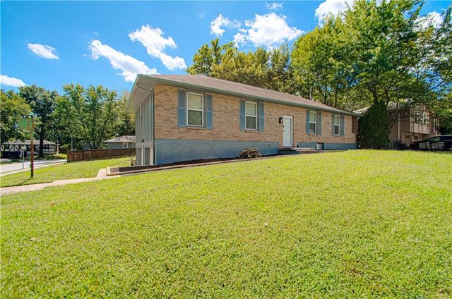 300 Parkwood Drive, Blue Springs, MO 64014