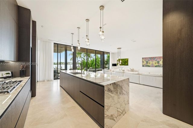 1050 Stillwater Dr, Miami Beach, FL 33141