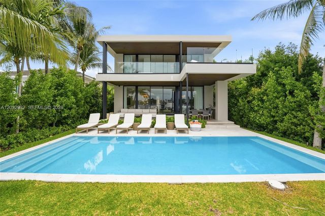 1050 Stillwater Dr, Miami Beach, FL 33141