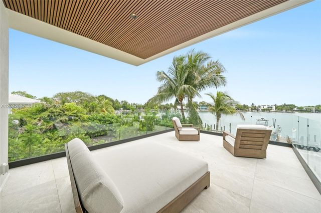 1050 Stillwater Dr, Miami Beach, FL 33141
