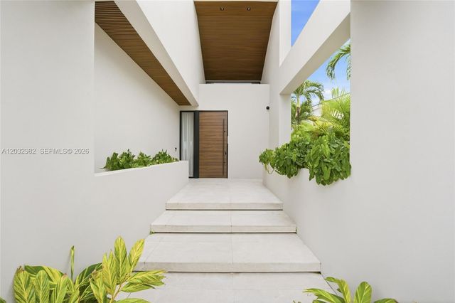 1050 Stillwater Dr, Miami Beach, FL 33141