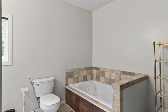 100 Asbury Dr, New Johnsonville, TN 37134