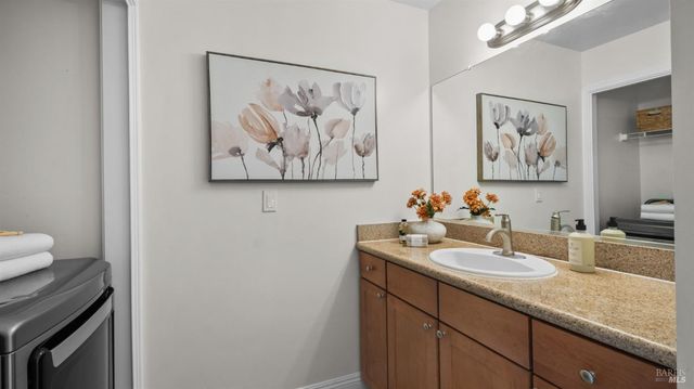 279 Enterprise Dr, Rohnert Park, CA 94928