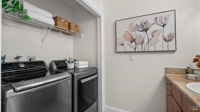 279 Enterprise Dr, Rohnert Park, CA 94928