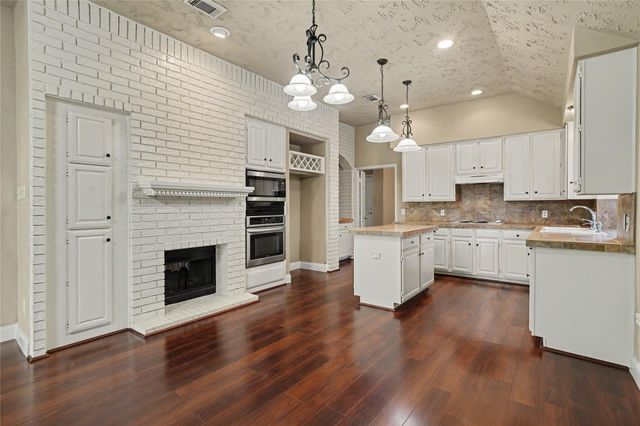 835 Maplewood Falls Court, Houston, TX 77062