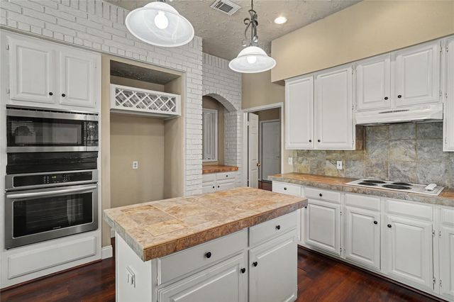 835 Maplewood Falls Court, Houston, TX 77062