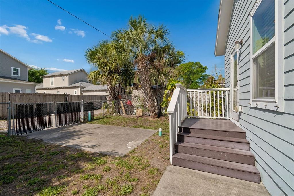 Image 22 of property listing at 2322 W CHESTNUT STREET, Tampa, FL 33607