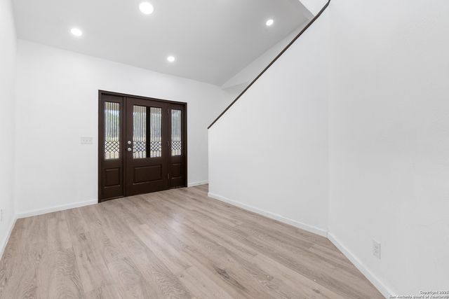 323 Lakeside, Lakehills, TX 78063