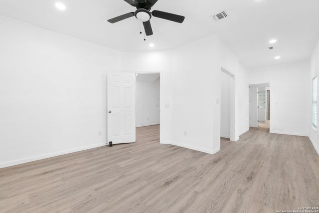 323 Lakeside, Lakehills, TX 78063