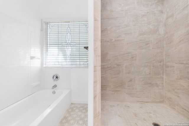 323 Lakeside, Lakehills, TX 78063