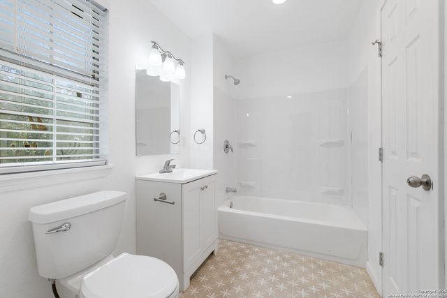 323 Lakeside, Lakehills, TX 78063