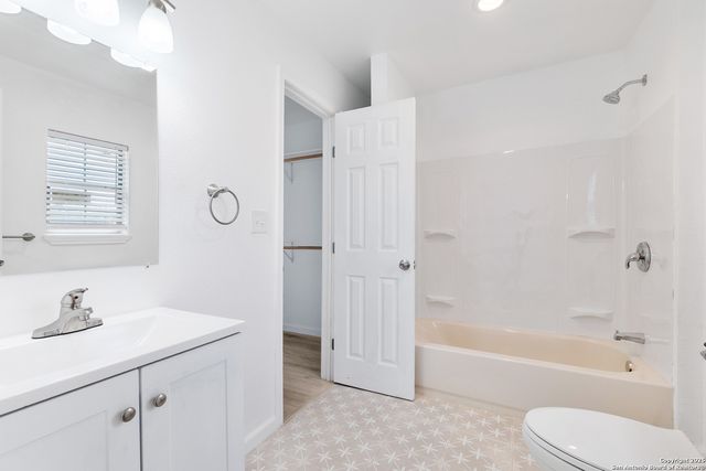 323 Lakeside, Lakehills, TX 78063