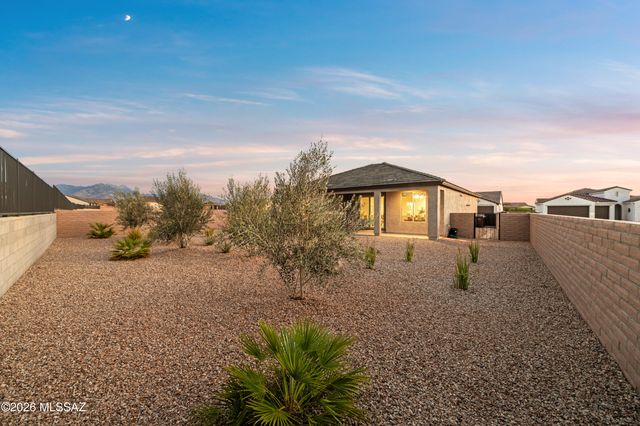 1820 N Banneker Lane, Green Valley, AZ 85614