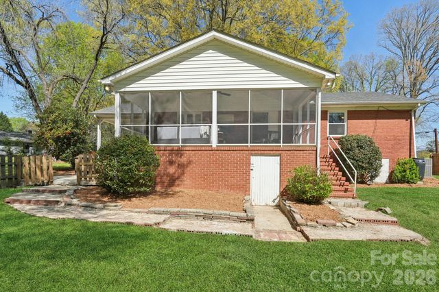 1000 Hickory Nut Street, Charlotte, NC 28205