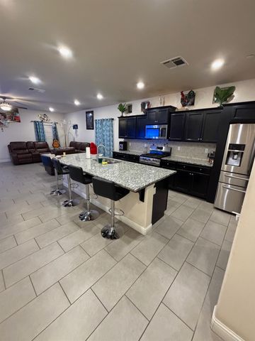 1616 N Delbert Avenue, Fresno, CA 93722