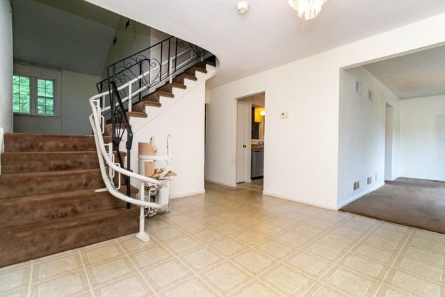 5 Tomkins Ln, Framingham, MA 01702