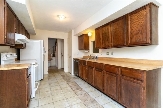 5 Tomkins Ln, Framingham, MA 01702