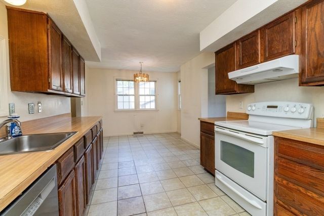 5 Tomkins Ln, Framingham, MA 01702