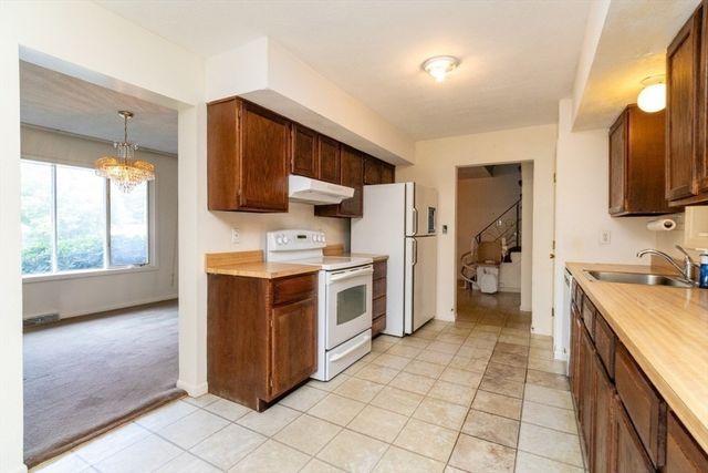 5 Tomkins Ln, Framingham, MA 01702