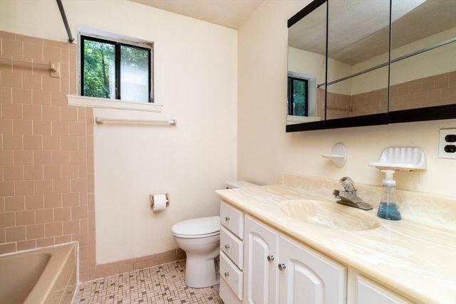 5 Tomkins Ln, Framingham, MA 01702