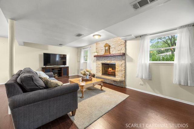 1881 Cambridge Lane, Wheaton, IL 60189