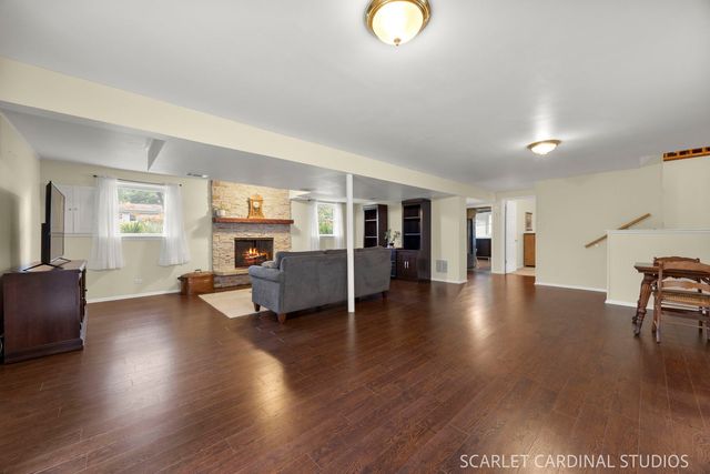 1881 Cambridge Lane, Wheaton, IL 60189