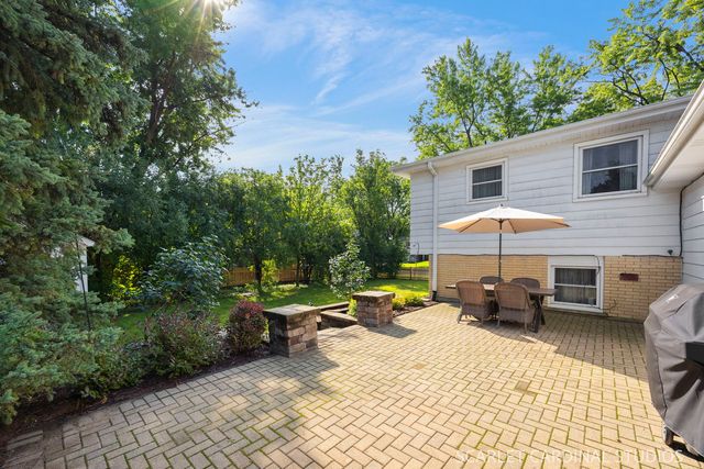 1881 Cambridge Lane, Wheaton, IL 60189