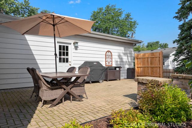 1881 Cambridge Lane, Wheaton, IL 60189