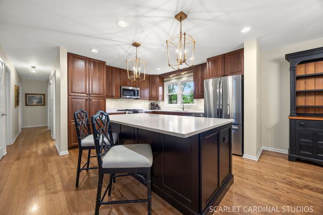 1881 Cambridge Lane, Wheaton, IL 60189