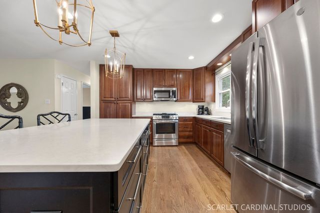 1881 Cambridge Lane, Wheaton, IL 60189