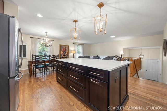 1881 Cambridge Lane, Wheaton, IL 60189