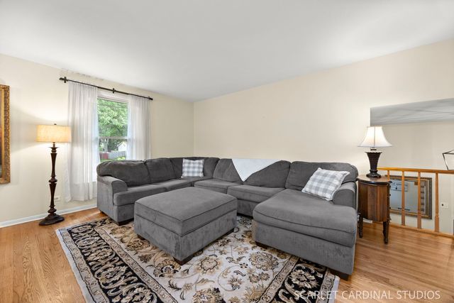 1881 Cambridge Lane, Wheaton, IL 60189