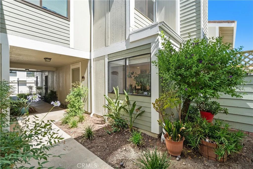 Image 1 of property listing at 27074 Hidaway Avenue 3, Canyon Country, CA 91351