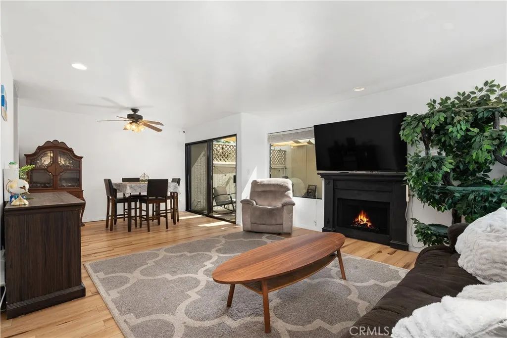 Image 2 of property listing at 27074 Hidaway Avenue 3, Canyon Country, CA 91351