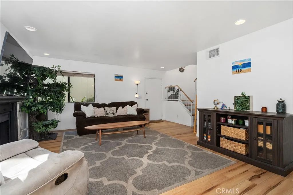 Image 17 of property listing at 27074 Hidaway Avenue 3, Canyon Country, CA 91351