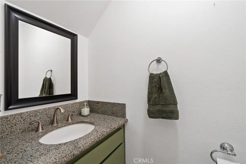 Image 21 of property listing at 27074 Hidaway Avenue 3, Canyon Country, CA 91351