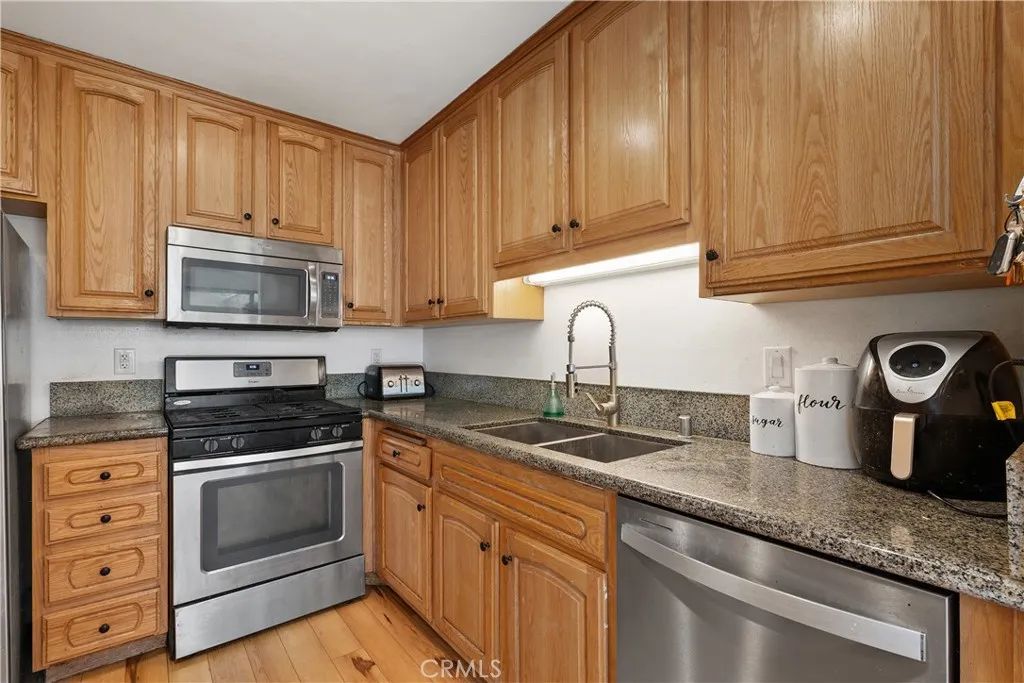 Image 4 of property listing at 27074 Hidaway Avenue 3, Canyon Country, CA 91351