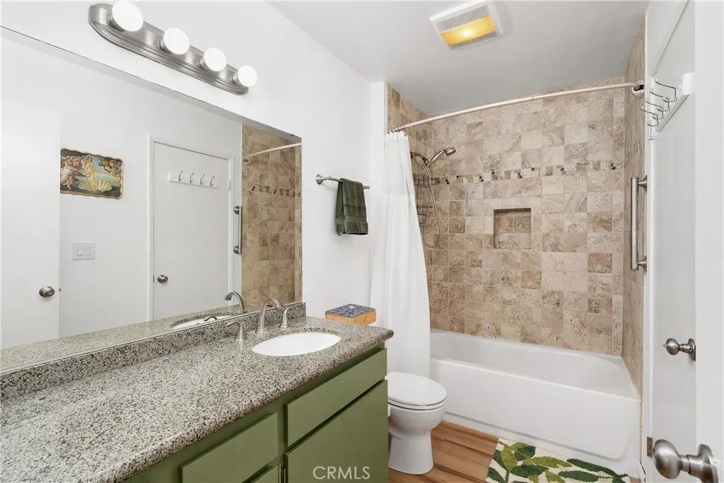 Image 6 of property listing at 27074 Hidaway Avenue 3, Canyon Country, CA 91351
